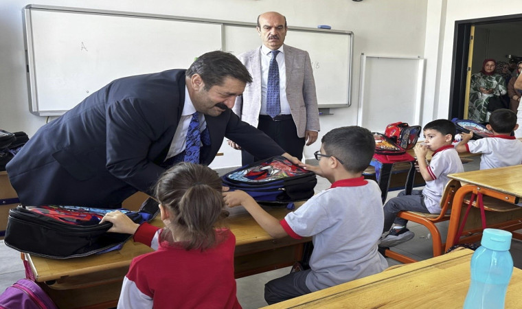 Elazığ Belediyesi’nden öğrencilere kırtasiye seti ve okul çantası desteği