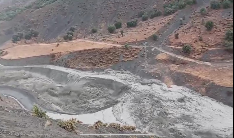 Elazığ’da sağanak sele neden oldu: 10 köy yolu ulaşıma kapandı