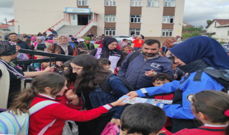 Kars’ta polis öğrencileri bilgilendirdi