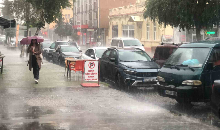 Kars’ta sağanak yağmur: Caddeler göle döndü