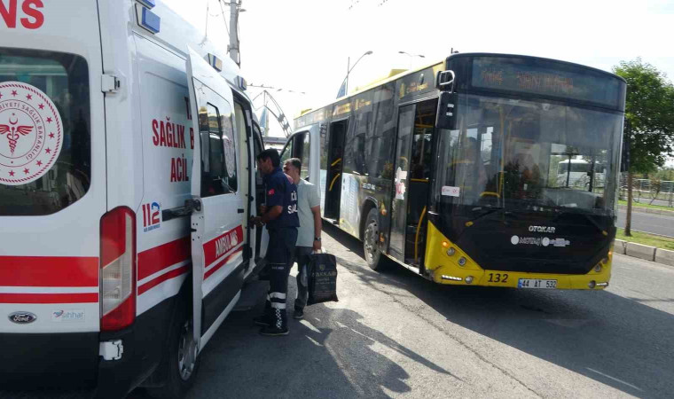 Malatya’da otobüs ile hafif ticari araç çarpıştı: 2 yaralı