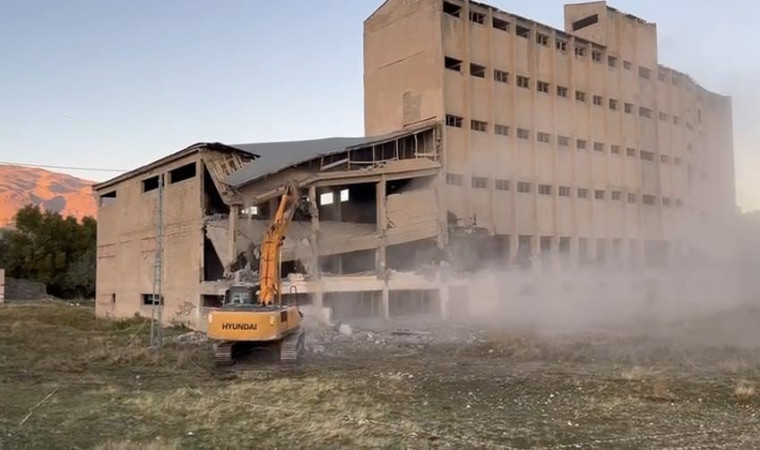 30 yıldan fazladır faaliyete giremeyen ruhsatsız un fabrikası yıktırıldı