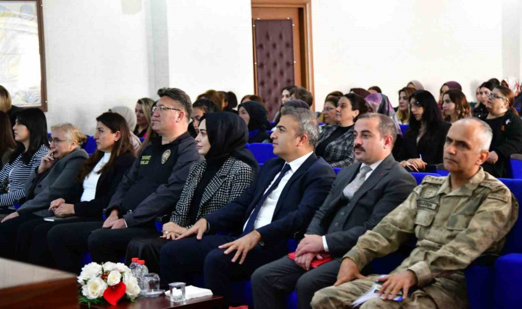 Ardahan’da ”En İyi Narkotik Polisi Anne” Semineri