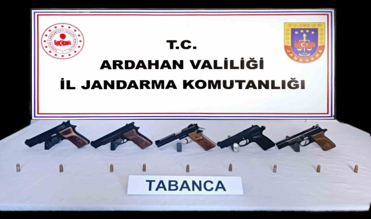 Ardahan’da otomobilde 5 adet ruhsatsız tabanca ele geçirildi