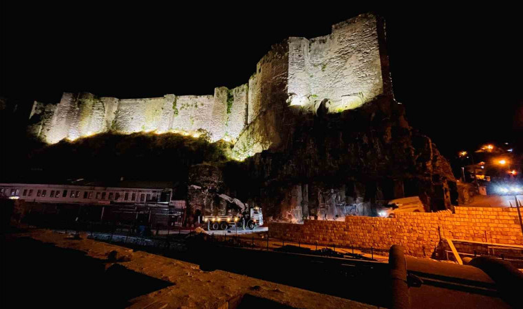 Bitlis Kalesi’nde ışıklandırma çalışması