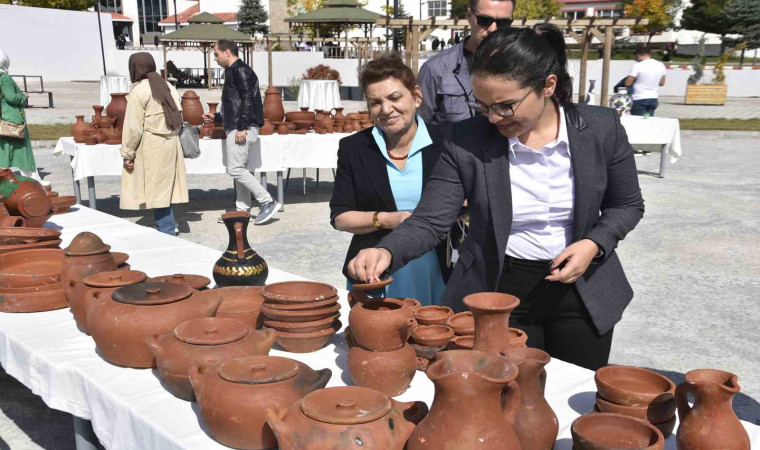 Bitlis’te el emeği göz nuru çanak çömlek sergisi açıldı