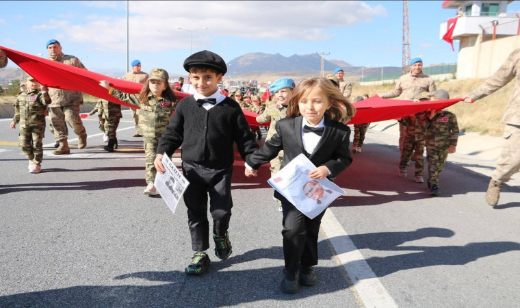 Cumhuriyet’in 101. yılında Tatvan’da minik öğrencilerden coşkulu kutlama