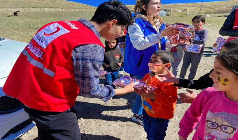 Diyadin’de köy köy gezip çocukları eğlendiriyorlar