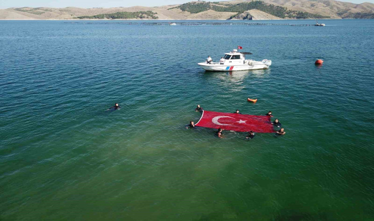 Elazığ’da itfaiye ve EKUT ekibine su altı arama kurtarma eğitimi verildi