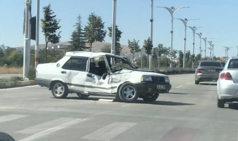 Elazığ’da kamyon ile otomobil çarpıştı: 2 yaralı