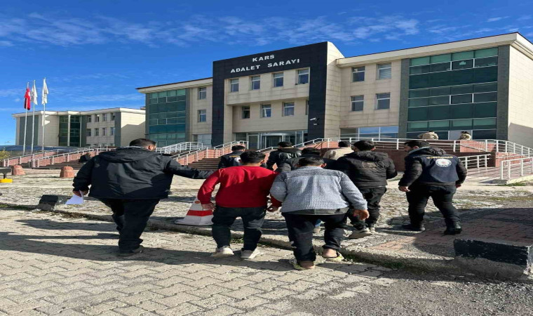 Kars’ta yakalanan göçmenlerin üzerinden sahte pasaport çıktı