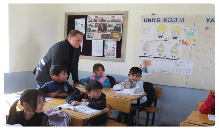 Kaymakam Koşansu köy okullarına kırtasiye yardımı yaptı