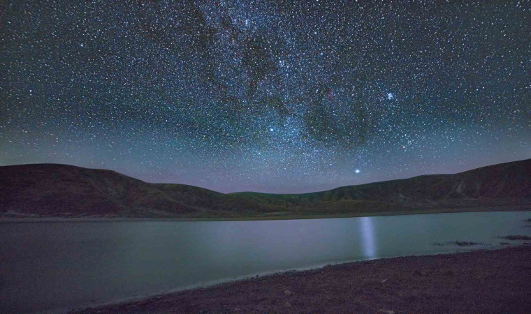 Nemrut’taki göllerle yıldızların buluşması hayran bırakıyor