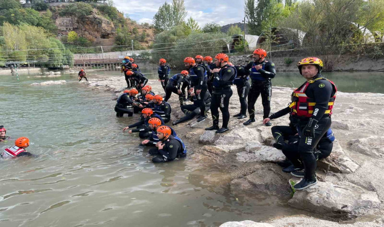 Tunceli’de su üstü kurtarma eğitimi