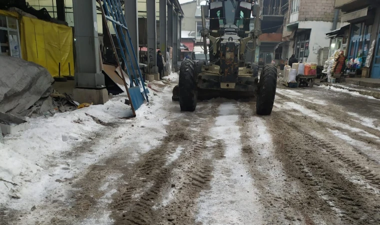 Ağrı Belediyesi yol tuzlama çalışmaları aralıksız devam ediyor