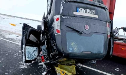 Ağrı'da hafif ticari araç takla attı: 3 yaralı