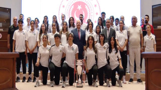 Bakan Güler, Yüksekova Belediyesporun kadın futbolcularını ağırladı