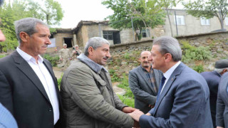 Bitlis Valisi Karaömeroğlu, şehit ailelerini ziyaret etti