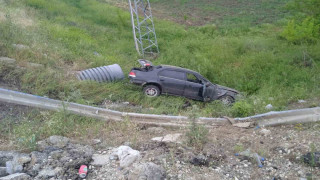 Elazığ’da otomobil şarampole uçtu: 2 yaralı