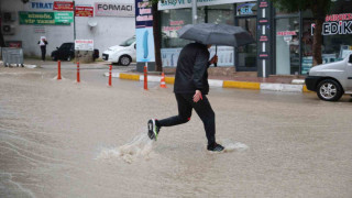 Elazığ’da sağanak hayatı felç etti