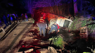 Erzincanda tarım işçilerini taşıyan minibüs su kanalına devrildi: 6 yaralı