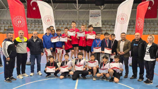 Erzincanlı badmintoncular Bayburtta grup birincisi oldu