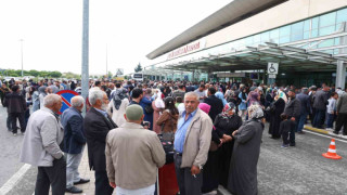 Hacı adaylarını binlerde kişi uğurladı