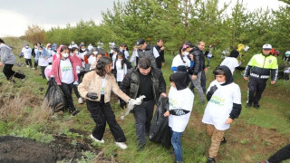 Kars’ta hatıra ormanındaki çöpler toplandı