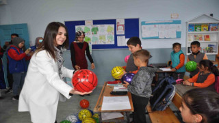 Kars’ta hayırsever iş kadınından öğrencilere destek