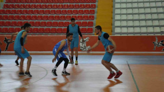 Karsta İller Arası Basketbol Turnuvası nefesleri kesiyor