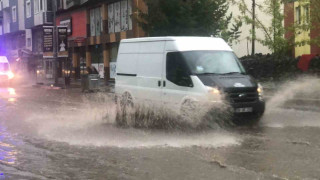 Kars’ta sağanak caddeleri göle çevirdi