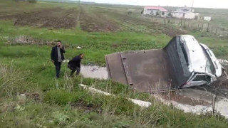 Kars’ta yoldan çıkan kamyonet çamura saplandı