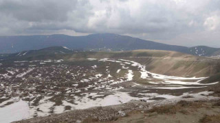 Nemrut Krater Gölü’nde iki mevsim bir arada yaşanıyor