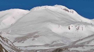 Süphan Dağı Mayıs ayında beyaza büründü