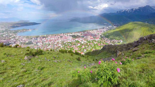 Tatvan’da gökkuşağı renk cümbüşü oluşturdu