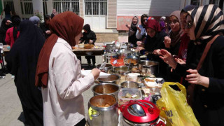 Tatvanlı öğrenciler Filistin yararına hayır kampanyası düzenledi