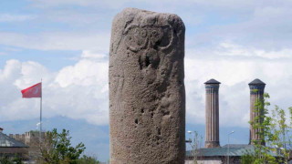 Türk tarihine ışık tutan dikili taş ilgi odağı