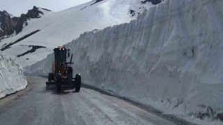 Van-Bahçesaray karayolu 132 gün sonra ulaşıma açıldı