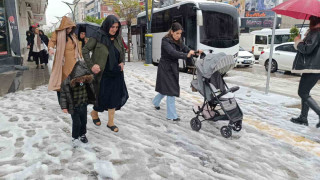 Van’da etkili olan dolu kışı aratmadı