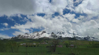 Van’ın dağlarında kış, ovalarında bahar güzelliği yaşanıyor