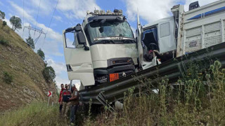 Yakıt tankeriyle tır kafa kafaya çarpıştı: 3 yaralı