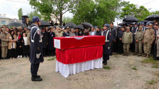 Yıldırım düşmesi sonucu şehit olan güvenlik korucusu gözyaşları arasında toprağa verildi