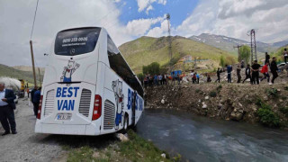 Yolcu otobüsü dereye yuvarlandı: 5 yaralı