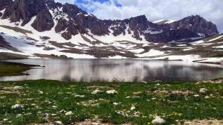 3000 rakımlı muhteşem manzarasıyla Munzur Dağı’nda yaz ve kış birarada yaşanıyor