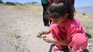 8 yaşındaki kızın, susuz kalan martı yavrusunu kurtarma mücadelesi yüreklere dokundu