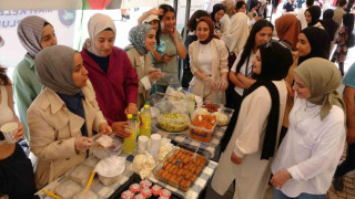 Akademisyen ve öğrenciler Gazze yararına ’hayır çarşısı’ kurdu