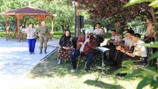 Askeri bando takımı, huzurevi sakinleri için çaldı