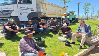 Başkan Uçar, ikindi çayını belediye işçileriyle içti