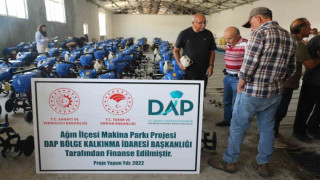 Elazığ’da çiftçilere badem silkeleme ve çapa makinesi dağıtıldı