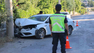 Elazığ’da otomobil beton direğe çarptı: 2 yaralı